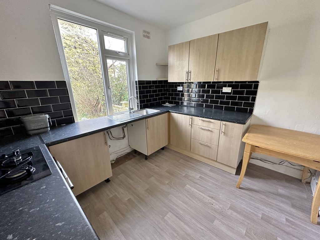 Queen Elizabeth Avenue